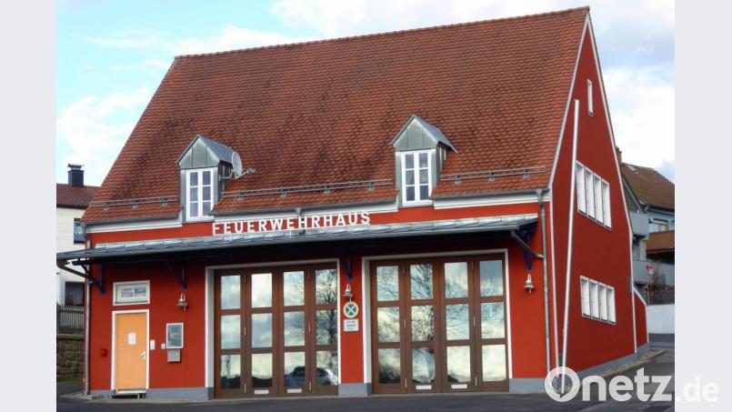 Wegen der Anschaffung neuer Fahrzeuge bietet das bisherige Feuerwehrhaus in Pirk nicht mehr genügend Platz. Auf die Gemeinde kommen hohe Kosten zu. Bild: fsb