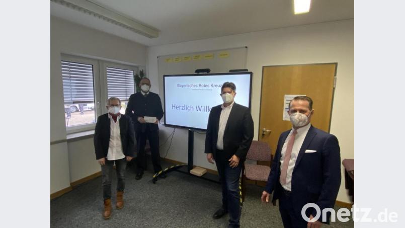 Über die Spende und das damit angeschaffte Smartboard freuen sich (von links) zweite BRK-Geschäftsführerin Edeltraud Sperber, Landrat Andreas Meier, BRK-Geschäftsführer Sandro Galitzdörfer und Sparkassen-Vorstand Gerhard Hösl. Bild: BRK-Kreisverband WEN-NEW/Bertram Kincl/exb