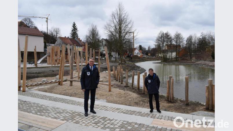 Bürgermeister Franz Stahl und Stadtbaumeister Andreas Ockl informieren über den Baufortschritt des Projekts &quot;Zukunft Stadtgrün&quot;. Der erste Bauabschnitt erstreckt sich entlang des Mühlbachs von der Franz-Böhm-Gasse bis hin zum BRK-Seniorenheim Haus Mühlbühl. Bild: szl