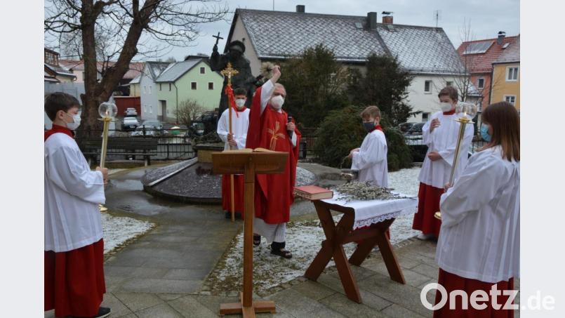 Pfarrseelsorger Peter Benedikt Leitmayr segnete die Palmzweige zu Beginn des Gottesdienstes am Pater-Liberat-Weiß-Brunnen, ehe er gemeinsam mit den Ministranten in die Kirche einzog. Bild: jr