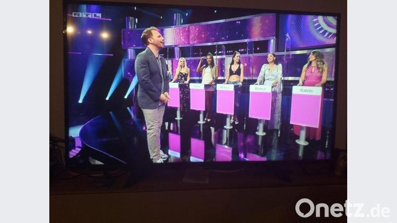 Moderator Ralf Schmitz (links) wollte es ganz genau wissen: Er quetschte Bianca Hampl (Zweite von rechts) in der RTL-Show „Take me out“ über ihr peinlichstes Dating-Erlebnis aus und ließ auch bei den Nachfragen nicht locker. Screenshot: RTL