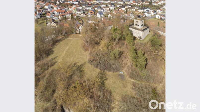 Der Schlossberg in Rosenberg gilt als Naherholungsgebiet und gut frequentierter Aussichtspunkt. Jetzt droht das Rosenberger Wahrzeichen immer mehr zu vermüllen – wären da nicht einige verantwortungsvolle Zeitgenossen. Luftbild: Thilo Hierstetter