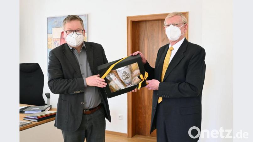 Oberbürgermeister Michael Cerny (links) bedankt sich beim langjährigen Leiter des Amberger Stadtarchivs, Dr. Johannes Laschinger, für dessen langjährige Tätigkeit im Dienst der Stadt Amberg. Bild: Susanne Schwab, Stadt Amberg