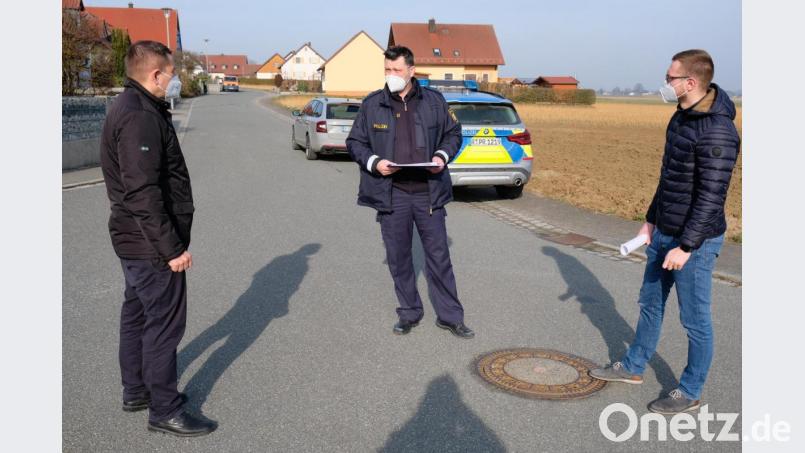 Nach Auswertung der Daten der Geschwindigkeitsmessanlage berät eine kleine Verkehrsschau mit Bürgermeister Marcus Gradl, Polizeihauptmeister Paul Zawal und VG-Verkehrssachbearbeiter Christopher Neukam (von links) über Möglichkeiten, in der Gossenstraße die Raser auszubremsen. Bild: do
