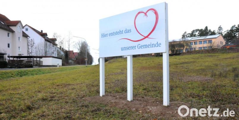 So sah die Neue Mitte in Ebermannsdorf 2018 aus. Nun hat der Gemeinderat abgestimmt. Mit 8:7 Stimmen entschied sich das Gremium für den Namen „Rathausplatz“ als künftige Bezeichnung. Im Gespräch waren auch die Namen „Am Dorfplatz“, „Ebermannsdorfer Platz“ und „Marktplatz“ gewesen. Archivbild: Stephan Huber