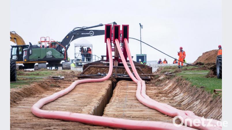 Ein Stromkabel wird verlegt. Der Süd-Ost-Link steht im Nordosten Bayerns in der Kritik. Symbolbild: Christophe Gateau