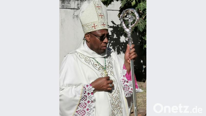 Bischof Dr. Beatus Urassa sorgt sich auch um die kranken und alten Priester. Bild: gz