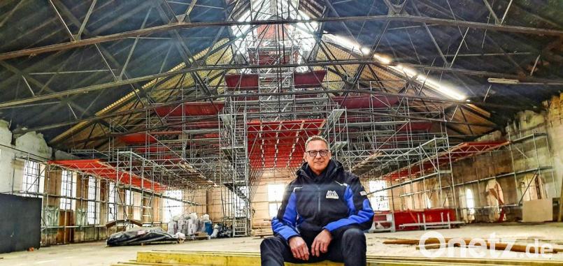 Projektleiter Alexander Rieß ist begeistert davon, wie die Arbeiter in der Glasschleif zu Werke gehen. Bild: fph