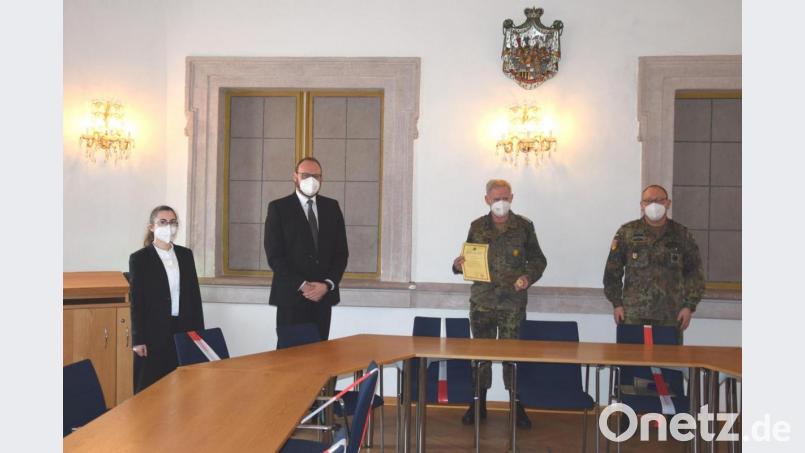 Friedrich Vetter vom Kreisverbindungskommando Neustadt/WN wird in den Ruhestand verabschiedet. Bild: LRA Neustadt a.d.Waldnaab/Marcel Weidner