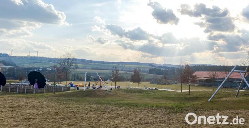 An sonnigen Tagen wird der Krummennaaber Bürgerpark gerne aufgesucht. Für die Kinder gibt es einige Spielgeräte. Bild: ner