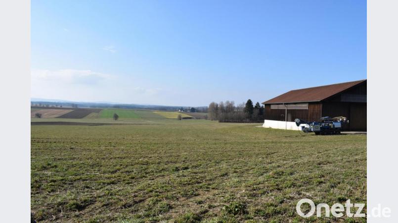 Der Süd-Ost-Link verläuft von Mitterteich kommend östlich an der Kreisstadt vorbei. Bei Zeidlweid finden aktuell Probebohrungen statt (Bohrmaschine beim Gebäude). Mitarbeiter von Tennet stellten sich in der Stadtratssitzung am Donnerstag den Fragen des Gremiums. Bild: szl