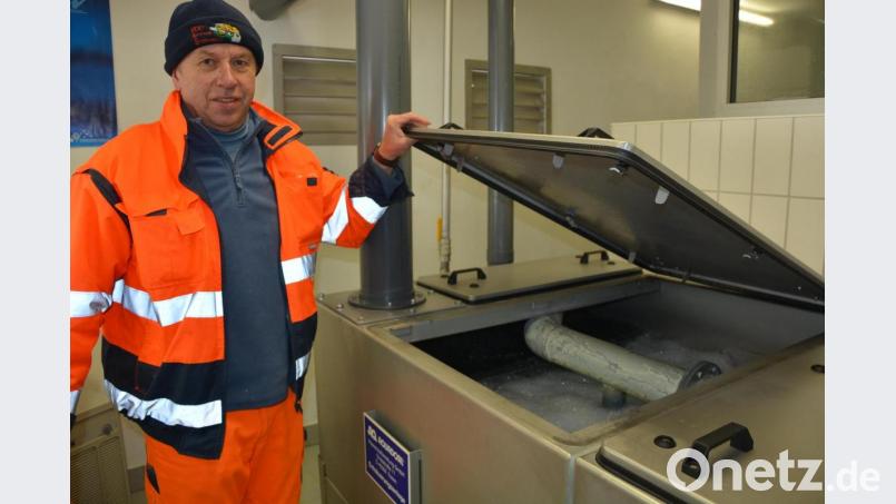 Alfons Haberkorn kontrolliert die Wasserversorgung im Pumpenhaus in Groppenheim. Bei der Sitzung des Wasserzweckverbands schilderte der Wasserwart die aktuelle Lage bei der Wasserversorgung. Bild: jr