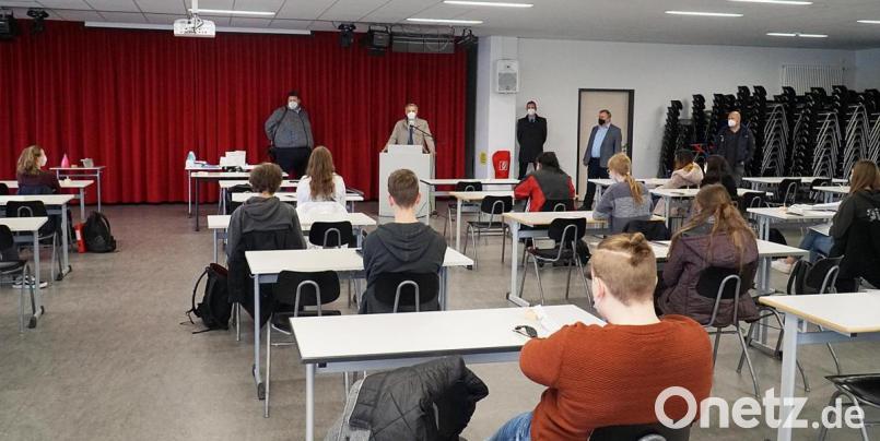 Den Abschlussschülern am Stiftland-Gymnasium erläuterten (stehend, von links) Dr. Josef Scheiber, Landrat Roland Grillmeier, Schulleiter Albert Bauer und Oberregierungsrat Markus Zapf das mögliche neue Testmodell. Bild: Stefan Malzer/LandkreisTirschenreuth/exb