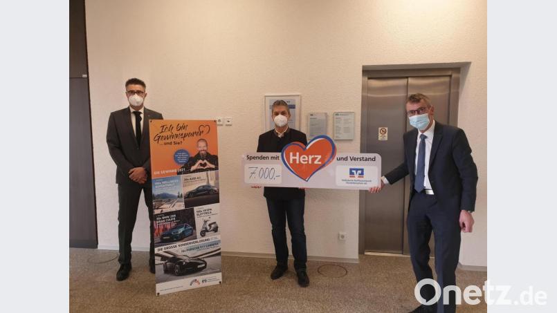 Anton Zilbauer (rechts) von der Volksbank-Raiffeisenbank-Filiale in Vohenstrauß übergibt coronabedingt den Spendenscheck, der für zahlreiche Vereine gedacht ist, zusammen mit seinem Stellvertreter Gerhard Schriml (links) an Bürgermeister Andreas Wutzlhofer (Mitte). Bild: dob