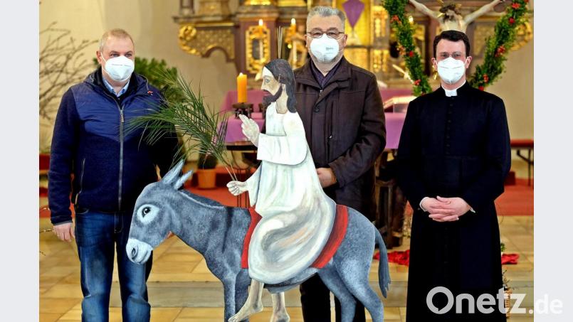 Pfarrer Thomas Kohlhepp überraschte am Palmsonntag die Gemeinde mit einer figürlichen Darstellung des Einzugs von Jesus in Jerusalem. Markus Suttner (links) und Johann Heinrich (Mitte) hatten die Figur gebaut. Bild: R. Kreuzer