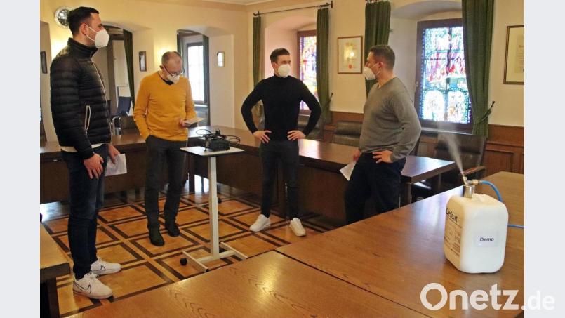 Bei der Vorführung des Trockenverneblers im Sitzungssaal beobachten (von links) Thomas Györi, Zweiter Bürgermeister Karl Lorenz, Benjamin Eibisch und Bürgermeister Marcus Gradl die Wirkungsweise des Automatismus. Bild: jma