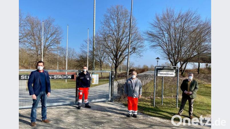 Am Samstag, 27. und Sonntag, 28.3. können sich Testwillige im Sepp-Simon-Stadion einem Corona-Schnelltest unterziehen.
OB Andreas Feller (rechts) und Citymanager Roland Kittel (links) bedanken sich bei Florian Eichinger vom BRK und Ulrich Pidrmann von den Johannitern für zusätzliche Testmöglichkeit in Schwandorf. Bild: Maria Schuierer/exb