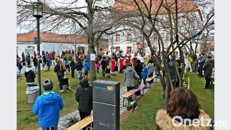 Den Palmsonntag beging die Katholische Pfarrgemeinde St. Johannes der Täufer mit einem Open-Air-Gottesdienst im Nabburger Schlosshof. Durch Pfarrer Hannes Lorenz waren auch die Firmbewerber und Kommunionkinder in das Gottesdienstgeschehen eingebunden. Bild: bph