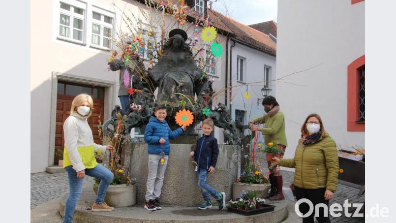 Am vergangenen Freitag schmückte Kerstin Kurzeck (Zweite von rechts) mit Helfern und Helferinnen den Marienbrunnen gleich neben der Stadtpfarrkirche. Mit dabei war auch die Leiterin des katholischen Kinderhauses "Unsere liebe Frau", Monika Zeitler (rechts). Bild: kro