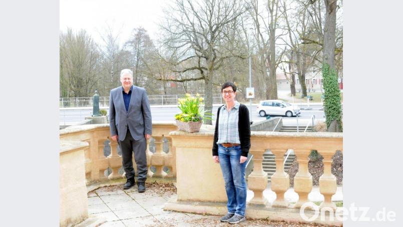 Den Landkreis Amberg-Sulzbach zum Blühen bringen: Dazu laden Landrat Richard Reisinger und die Kreisfachberaterin für Gartenkultur und Landespflege, Michaela Basler, mit wöchentlichen Tipps für einen naturnahen Garten ein. Bild: Martina Beierl/exb