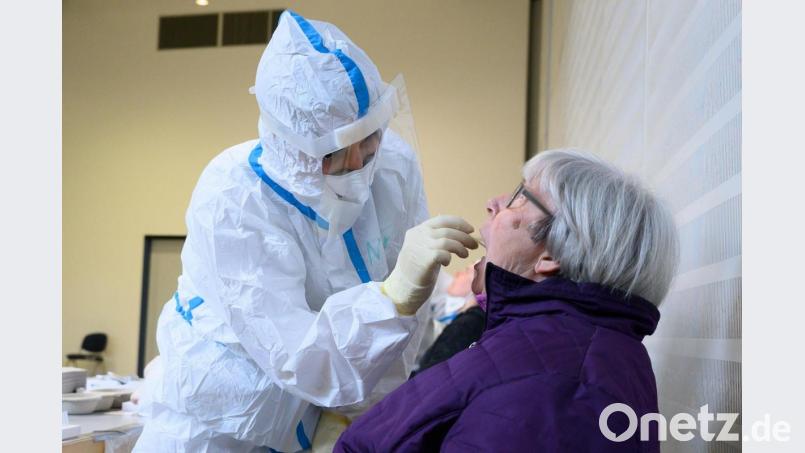 Die Zahl der neu positiv auf das Coronavirus getesteten Bürger lag am Montag bei 2 in Weiden und 6 im Landkreis Neustadt. Bild: Sebastian Kahnert