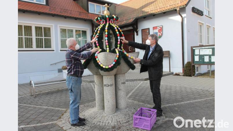 Robert Götz (rechts) und Johann Bock bringen die neue Osterkrone in Georgenberg an. Bild: pi