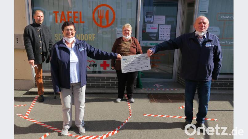 VdK-Vorsitzende Edda Ströll (Zweite von links) und ihr Stellvertreter Erwin Schieber (rechts) überreichten einen Scheck von 500 Euro an die Tafel-Vertreter Christoph Imbach (links) und Karin Seidel (Mitte). Bild: Hirsch