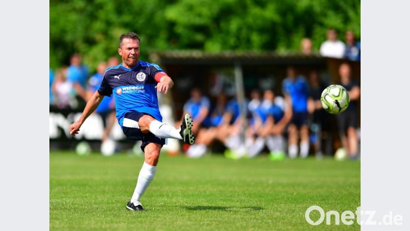 Vor drei Jahren zog sich Lothar Matthäus noch einmal das Trikot des in der Bezirksliga spielenden 1. FC Herzogenaurach über, um bei seinem Heimatverein auch symbolisch einen Schlusspunkt unter seine Karriere zu setzen. Für Herzogenaurach spielend, traf Matthäus einst auch auf einen Verein aus der Region, die SpVgg Vohenstrauß. Bild: Matthias Merz
