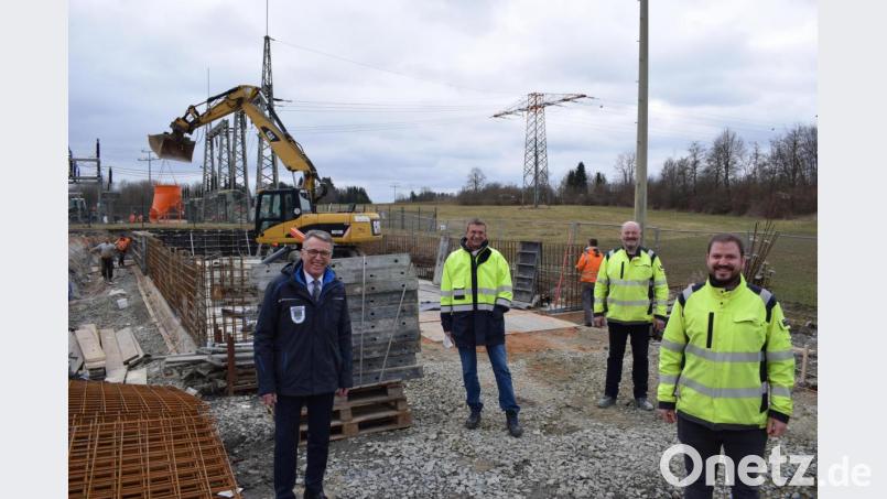 Seit Anfang März entsteht neben dem Umspannwerk im Neulerchenfeldweg das neue Schalthaus der Stadtwerke. Über den Baustart freuen sich Bürgermeister Franz Stahl, Stadtwerke-Leiter Thomas Kraus, Bauleiter Karl Schwägerl und Projektleiter Tobias Schwägerl (von links). Bild: szl