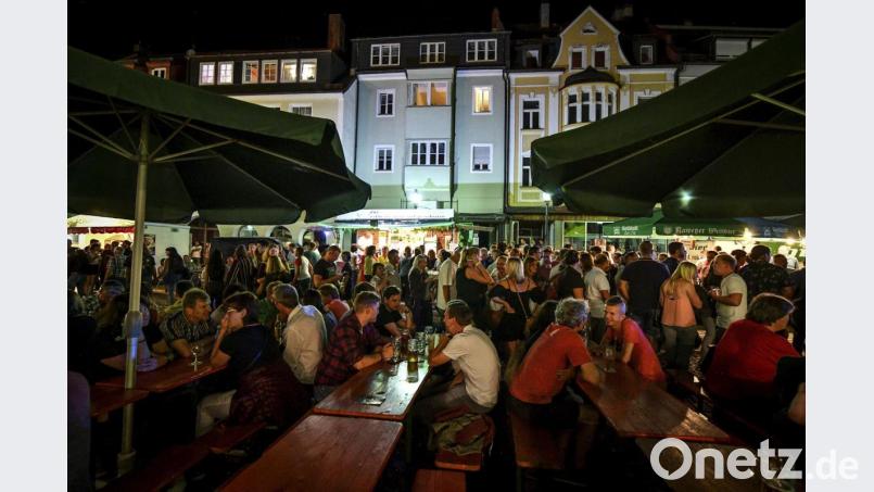 So sieht an einem Rawetzer Altstadtfest die gesamte Fußgängerzone auf. Dicht gedrängt feiern die Menschen. Solche Bilder wird es aber erst im nächsten Jahr wieder geben. Archivbild: Florian Miedl/FPH