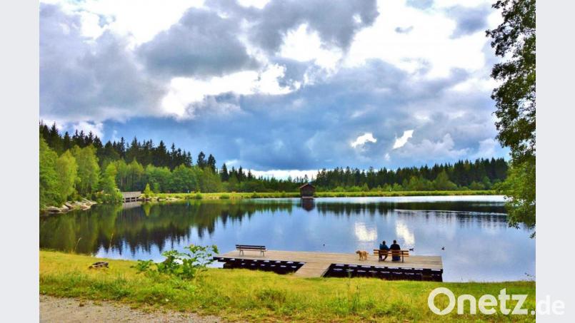 Unser Bild zeigt strahlendes Himmelblau im Märzwinter am Fichtelsee. Eine ebenso helle Zukunft erhofft sich die Gemeinde Fichtelberg mit ihrem Plan zur Haushaltskonsolidierung. Bild: Willi Hornung/exb