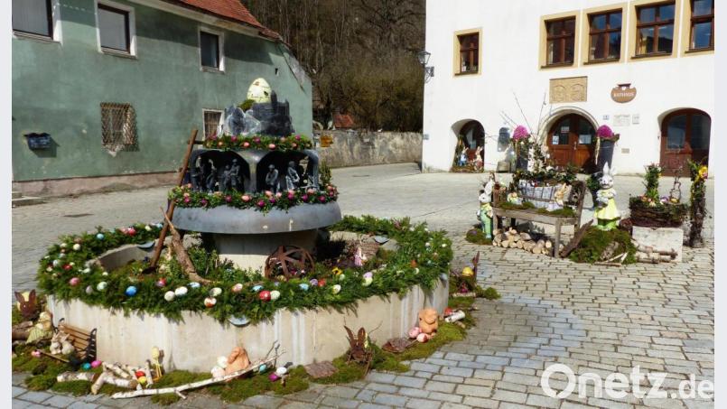 Der Mini-Osterbrunnen am Kastler Marktplatz soll auch in Pandemiezeiten daran erinnern, dass Ideen und Gemeinschaften noch leben und nicht ausgestorben sind. Bild: jp
