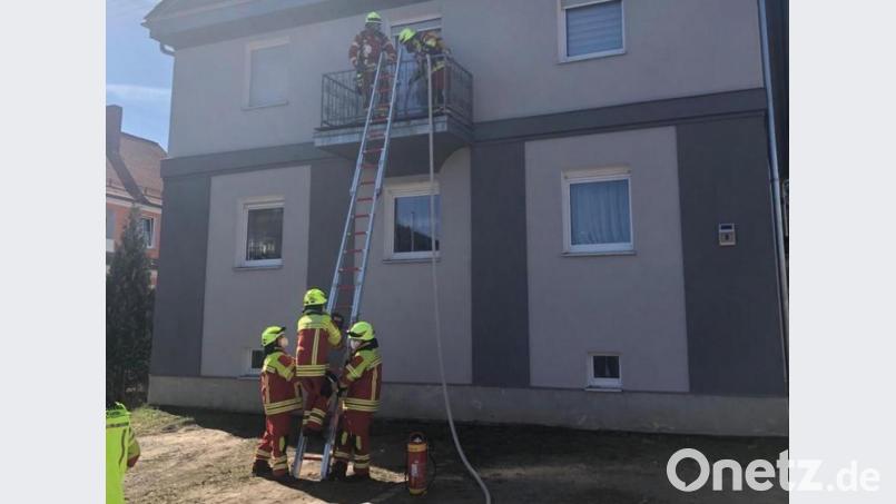 Mittel Steckleiter gelangte die Feuerwehr auf einen brennenden Balkon in Weiherhammer. Bild: Feuerwehr Weiherhammer/exb
