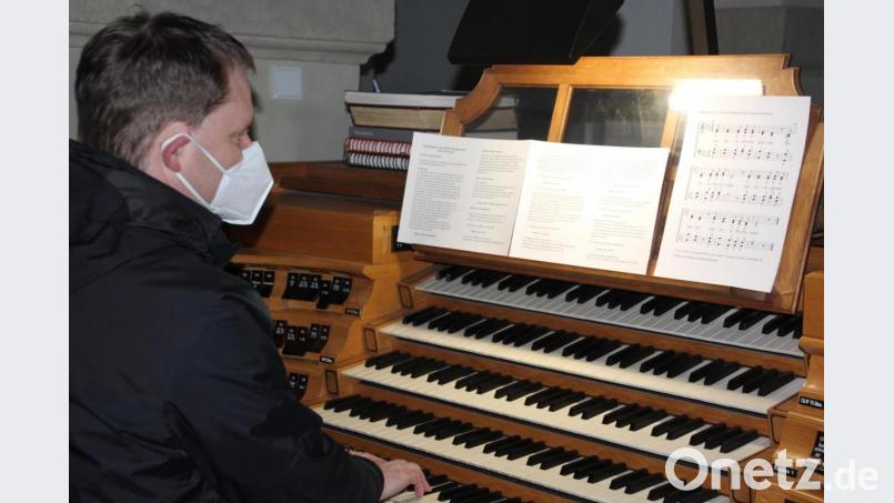 Kirchenmusikdirektor Andreas Sagstetter an der Orgel. Bild: kro
