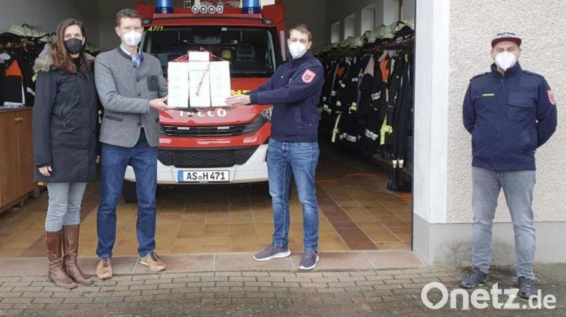 Das Apotheker-Ehepaar Glamsch übergibt 333 FFP2-Masken - stellvertretend für alle Wehren der Gemeinde Neukirchen - an den Kommandanten der Feuerwehr Holnstein-Mittelreinbach, Markus Guttenberger, und den Vorsitzenden Gerd Pürner, Bild: lei