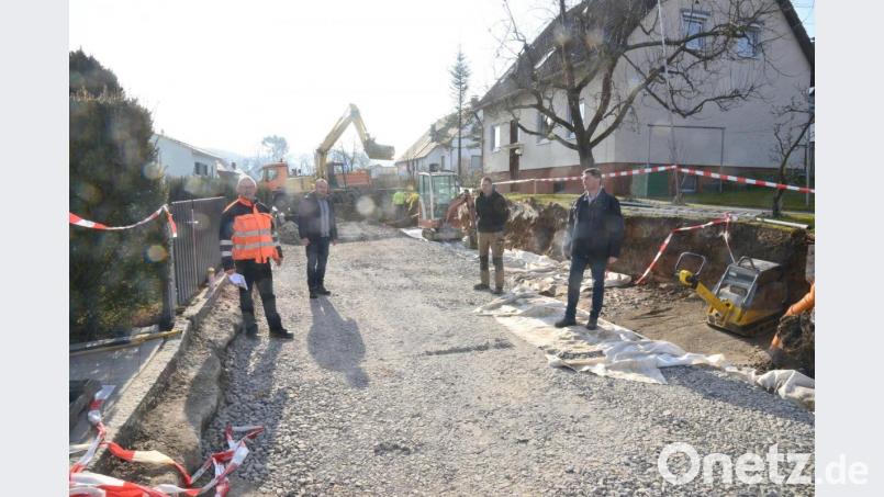Noch notwendige Arbeiten beim Ausbau der Fasanenstraße besprechen Dietmar Hammerl, Bamler Bauingenieure GmbH, Bauamtsleiter Uli Rupprecht, Juniorchef Tobias Baumer, Firma Michael Baumer, und Bürgermeister Rainer Rewitzer (von links) vor Ort. Bild: bey