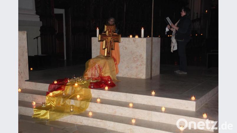 Gertrud Hankl (links) und Elfriede Dietrich begleiteten die &quot;Nacht der Lichter&quot; gesanglich. Bild: kro
