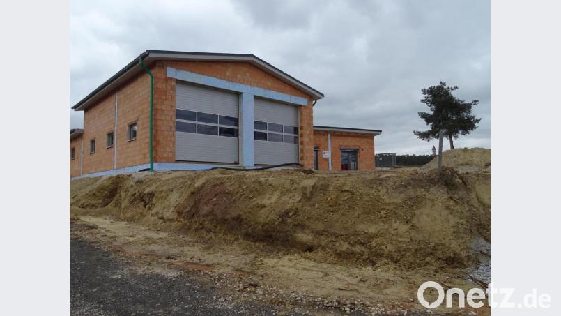 Der Rohbau des neuen Feuerwehrgerätehauses in Högling steht. Dass er innerhalb kurzer Zeit in die Höhe gebracht wurde, ist rund 3500 Arbeitsstunden zu danken, die FFW-Angehörige bisher ehrenamtlich leisteten. Bild: hou