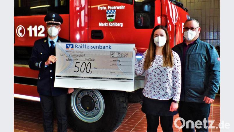 Stefan Kurz (rechts) ist der Sponsor des 500-Euro-Schecks an die Feuerwehr, den seine Tochter Susanne Scheuerer an Vorsitzenden Josef Fischer überreicht. Bild: jml