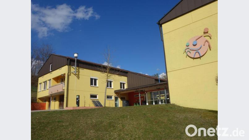 Ob die ehemalige Lehrerwohnung an der Mittelschule Ensdorf für eine zweigruppige Ganztagsschule ausreicht, soll ein Fachbüro klären. Bild: tra