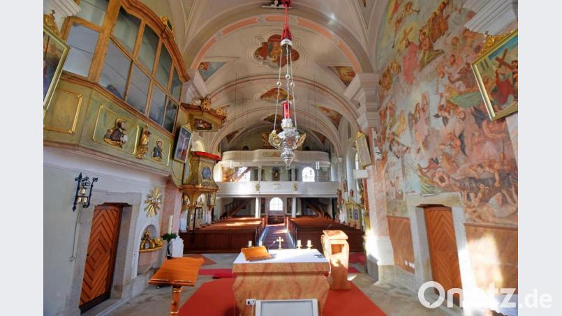 Die Kirche in Stein gilt als ein Kleinod der Stiftländischen Kirchenbaukunst. Im Hintergrund unterhalb und auf der Empore sind die vier Bilder zu erkennen, die nun Maurus Fuchs zugeordnet wurden. Rechts ist das &quot;Gottesgericht&quot; von Oskar Tytlik zu sehen, das dieser 1947 gemalt hat. Bekannt wurde es, da Adolf Hitler in der Hölle schmort. Bild: tsp
