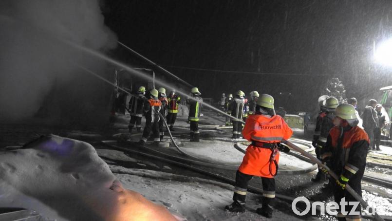 Die Feuerwehrleute hatten auf rutschiger Unterlage und bei beengten Zufahrtsmöglichkeiten einen schwierigen Einsatz. Bild: Peter Nickl