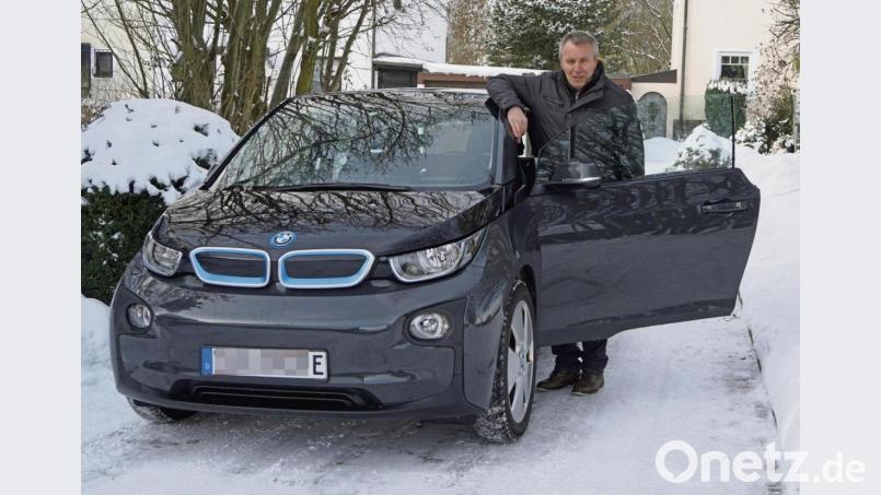 Seit August 2016 ist der Wiesauer Helmut Konrad mit seinem E-Auto unterwegs. 100 000 Kilometer – die meisten davon zwischen Wohnung und Arbeit – hat der 61-Jährige mit dem BMW zurückgelegt. Und er ist immer noch so begeistert wie am ersten Tag. Bild: Armin Eger