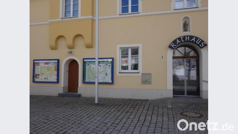 In einer der zwei am Rathaus angebrachten Informationstafeln werden künftig die gemeindlichen Bekanntgaben veröffentlicht Bild: tra