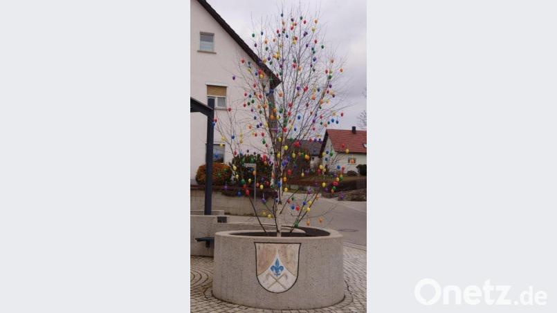 Der Osterbaum am Dorfplatz in Gleiritsch. Bild: sgs