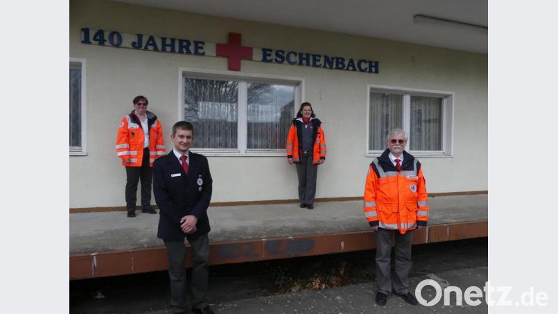 Stellvertretender Kreisbereitschaftsleiter Thomas Rauch (vorne links) gratuliert dem Führungstrio der BRK-Bereitschaft Eschenbach mit (von rechts) Rudolf Morgenstern, Marina Bernhardt und Petra Luber. Bild: rn
