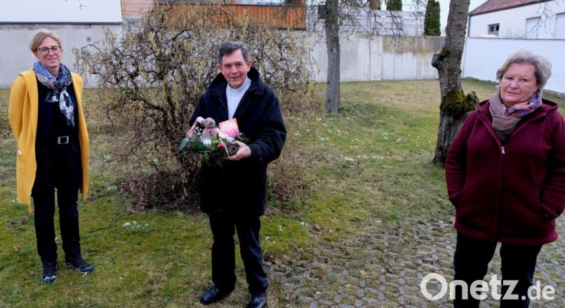 Pfarrer Max Früchtl war einer der ersten, der mit dem Ostergeschenk und der neuen Seniorenpost des Katholischen Seniorenkreises von Leiterin Marlene Noetzel und Christine Riebl überrascht wurde. Bild: le