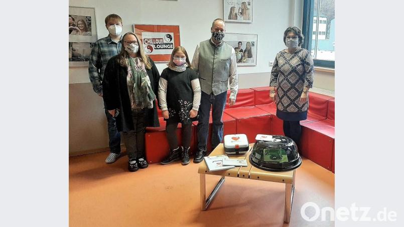 Übergabe eines kleinen Lebensretters: Familie Heydorn übergibt den Defi an die Realschulleiterin Irene Sebald (rechts). Bild: Ramon Gomez-Islinger/exb