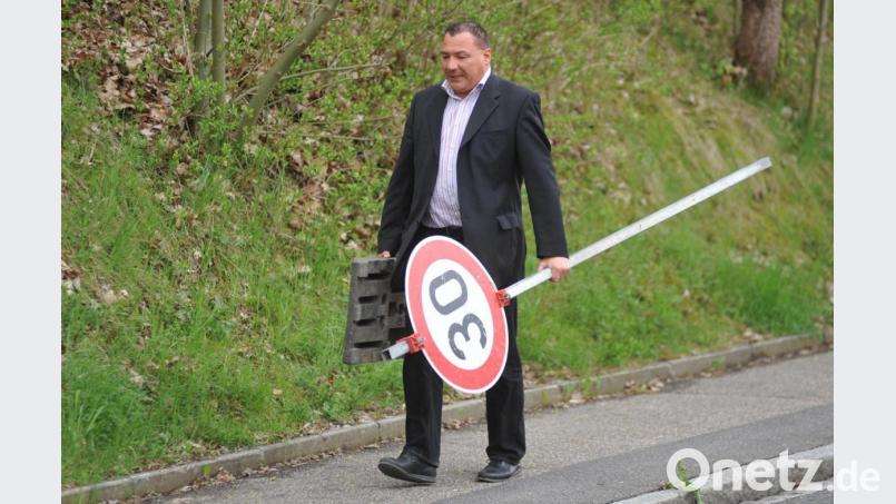 Als Leiter der Sportförderung beim Landratsamt Amberg-Sulzbach ist Robert Graf in erster Linie für den organisatorischen Teil des Landkreislaufes zuständig. Wenn Not am Mann ist, übernimmt er aber auch schon mal die Verkehrsregelung und stellt ein Tempo-30-Schild auf. Archivbild: ref