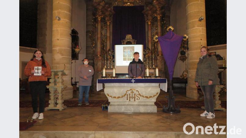 In eindrucksvoller Weise gestalteten Maria Nickl, Jochen Gößl, Vinzenz Schöcklmann und Vanessa Fenzl (von links) den ökumenischen Kreuzweg der Jugend in der Stadtpfarrkirche. Bild: jzk